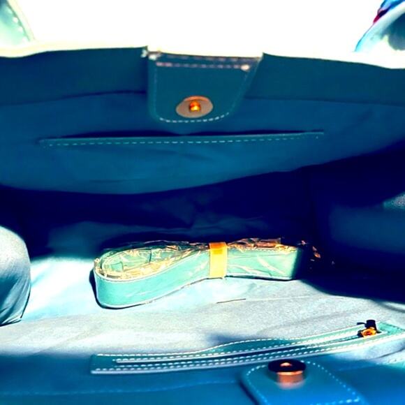 Trina Turk Large Tote NWT Turquoise and White Handbag with Shoulder Strap - Picture 5 of 5